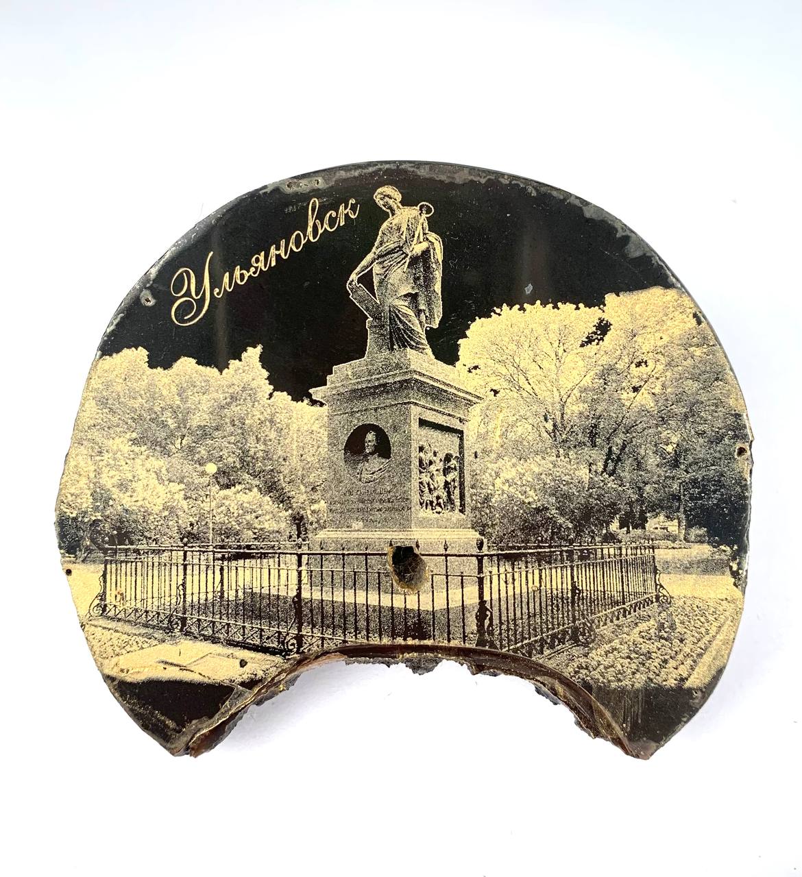 Памятник Карамзину (фрагмент аммонита со гравировкой)